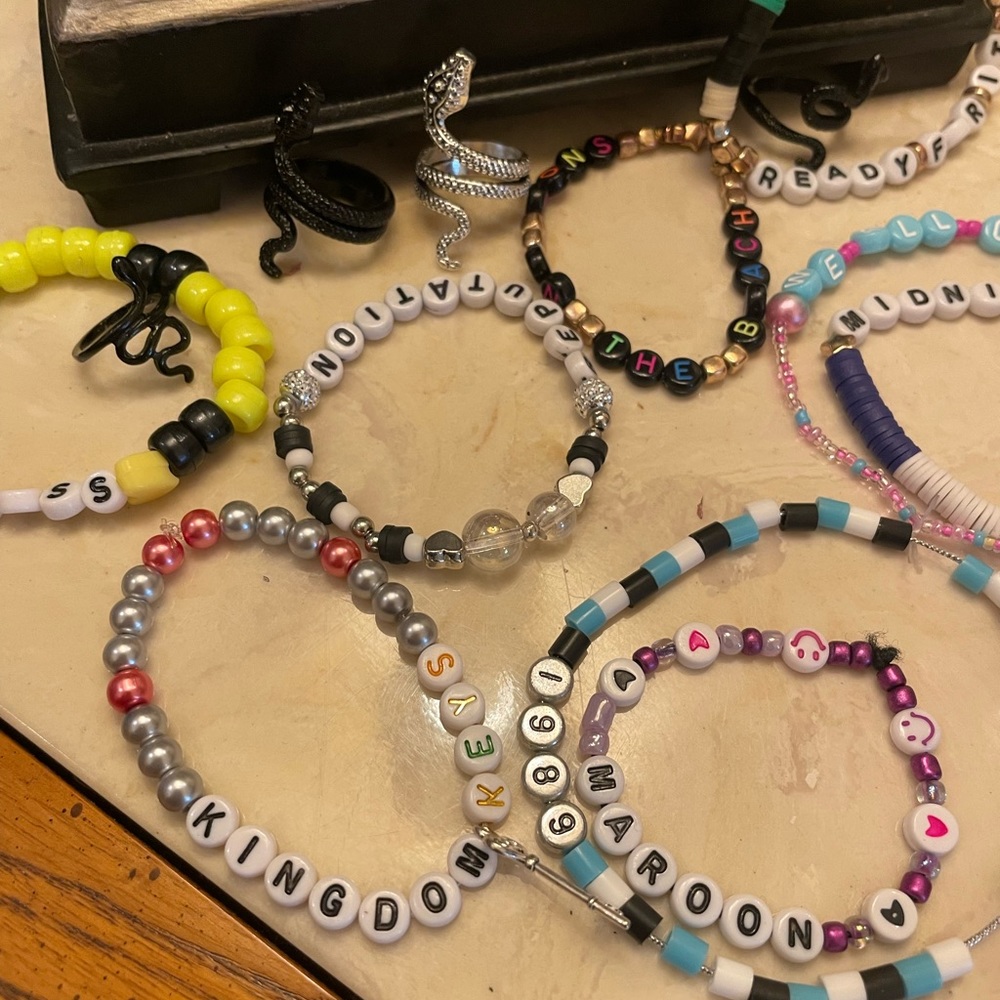 11 Taylor, Swift, friendship, bracelets, and 4 reputation snake rings